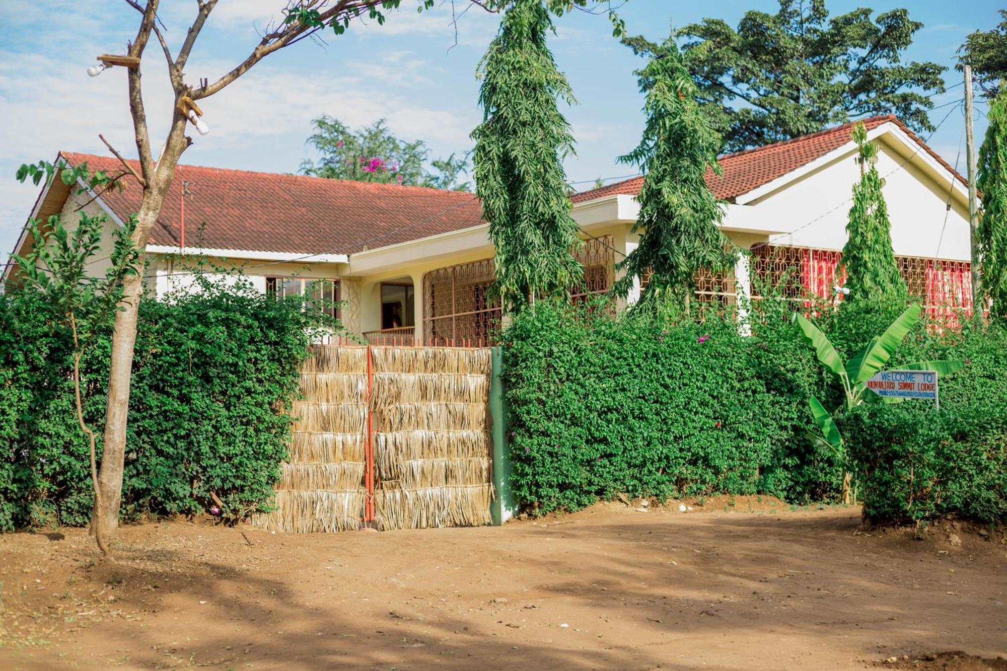 Kilimanjaro Summit Lodge Moshi Bagian luar foto